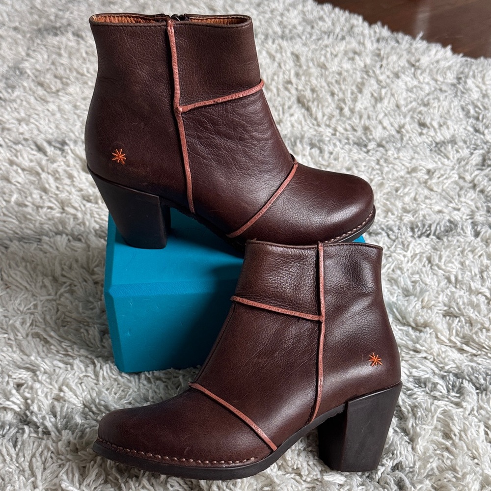 LIKE NEW - The Art Company Boots